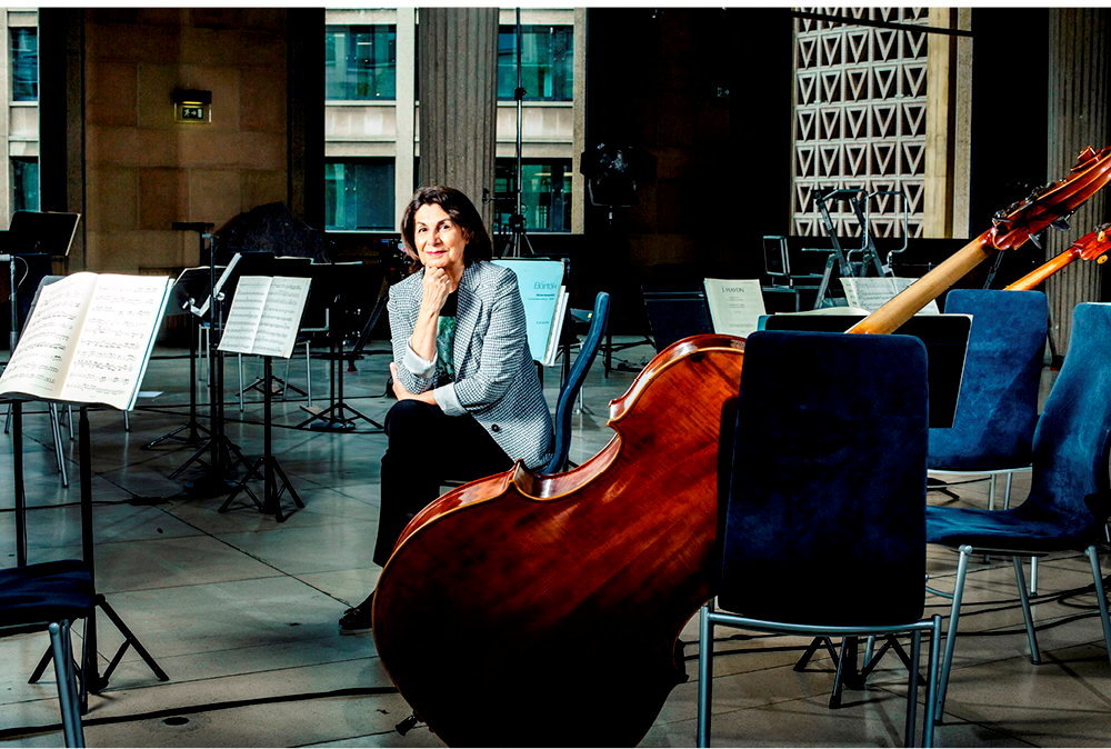 
        Surdouee. Claire Gibault apres une repetition au palais d'Iena, en juin. Elle a cree le Paris Mozart Orchestra il y a dix ans pour enfin pouvoir diriger de facon permanente.