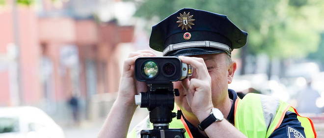Un policier allemand controle la vitesse de voitures. (illustration)
