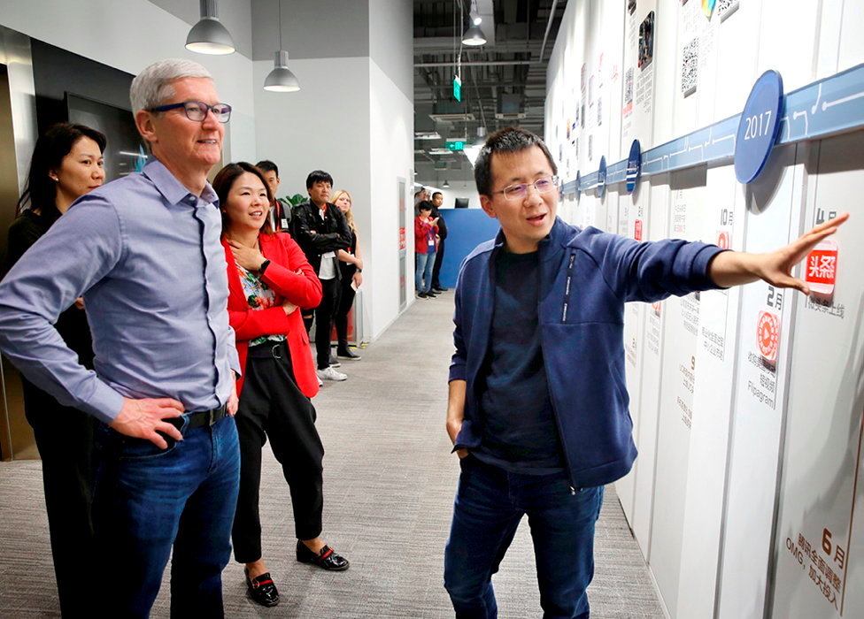 
        Titans. En 2018, Tim Cook (a g.), PDG d'Apple, au siege de ByteDance, a Pekin, en compagnie de Zhang Yiming, president de la compagnie.