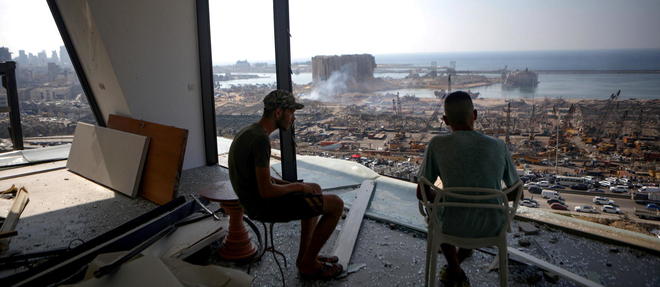 La vue sur le port de Beyrouth depuis un immeuble en partie détruit dans le quartier de Mar Mikhael, le 6 août 2020.  
