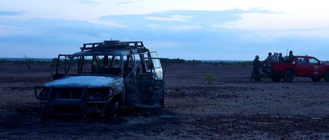 La carcasse du vehicule attaque dimanche par des hommes armes qui ont tue ses huit occupants, dans le sud-ouest du Niger.  
