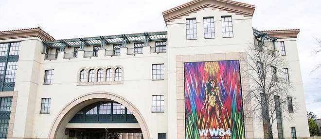 BURBANK, LOS ANGELES, CALIFORNIE, le 22 mars dernier : facade exterieure des studios Warner Bros., fermes temporairement a cause de la pandemie de Covid-19.
