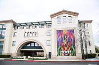 BURBANK, LOS ANGELES, CALIFORNIE, le 22 mars dernier : façade extérieure des studios Warner Bros., fermés temporairement à cause de la pandémie de Covid-19.
