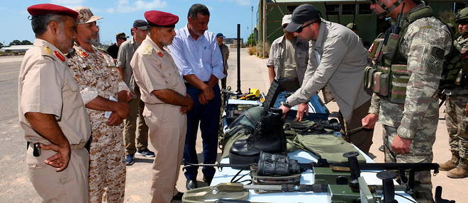 Des experts turcs forment et entrainent des forces libyennes a Tripoli le 18 juillet 2020.
