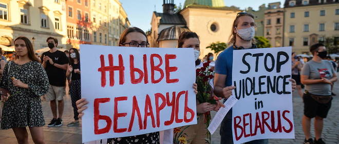 Manifestation de soutien au peuple bielorusse dans les rues de Cracovie en Pologne.
