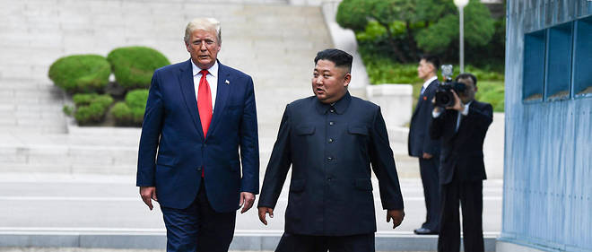 Le president des Etats-Unis Donald Trump et le dirigeant de la Coree du Nord Kim Jong-un, a la frontiere inter-coreenne, le 30 juin 2019.

