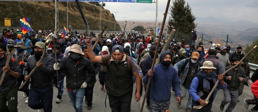 Bolivie: les elections fixees au 18 octobre, les blocages routiers persistent