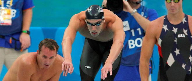 Michael Phelps s'apprete a s'elancer comme troisieme membre du relais americain sur la finale olympique du 4 x 100 metres 4 nages, lors des JO de Pekin.
