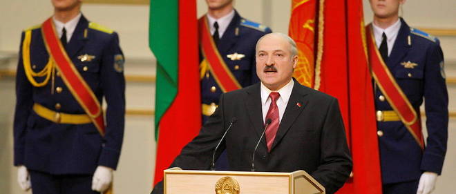 Depuis le scrutin du 9 aout qui l'a vu jeter en prison plusieurs de ses concurrents, empecher l'acces des bureaux de vote aux observateurs independants puis brutalement reprimer les manifestations, Alexandre Loukachenko est sous pression.
