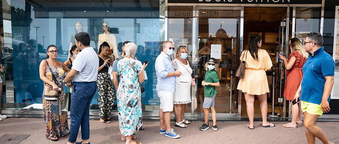 A Cannes, le masque est desormais obligatoire, sur la Croisette comme dans les halls d'immeubles et les ascenseurs.
