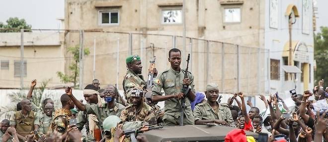 Des soldats maliens paradent dans le square de l'Independance a Bamako apres l'arrestation par des mutins du president IBK et du Premier ministre, le 18 aout 2020.

