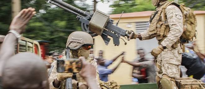 Un groupe de militaires a d'abord mene une mutinerie dans le camp de Kati, a quelques kilometres de Bamako, la capitale, le 18 aout, avant de se rendre chez le chef de l'Etat IBK et l'arreter, le poussant a la demission. 
