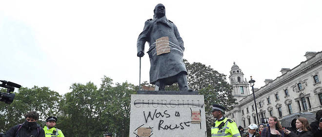 La statue de l'ancien Premier ministre britannique, devant le Palais du parlement, a Londres, barree de l'inscription "Churchill etait raciste", le 7 juin 2020. 

