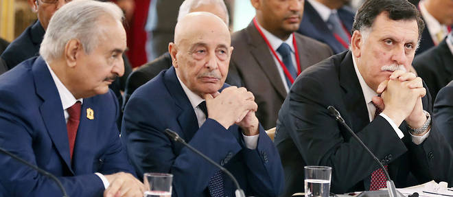 Depuis 2015, deux autorites se disputent le pouvoir : le Gouvernement d'union nationale (GNA) de Fayez al-Sarraj, base a Tripoli (a droite sur l'image) et reconnu par l'ONU, et un pouvoir incarne par le marechal Khalifa Haftar, homme fort de l'Est (a gauche ) qui a le soutien d'une partie du Parlement elu et notamment de son president, Aguila Saleh (au centre).
