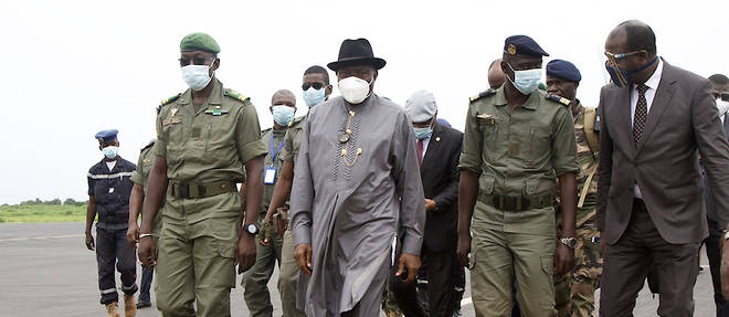 L'ex-president nigerian, Goodluck Jonathan, a dirige la delegation de la Cedeao venue a Bamako pour trouver une solution a la crise malienne caracterisee par la creation d'un Comite national pour le salut du peuple (CNSP) dont le vice-president Malick Diaw est a cote de Goodluck Jonathan.


