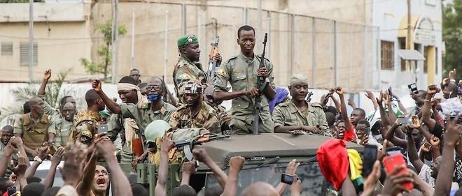 Des membres des forces armees maliennes, le 18 aout 2020, acclames par la population, a Bamako.
