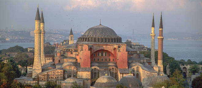 L'ancienne basilique Sainte-Sophie d'Istanbul, devenue au XVe siecle une mosquee, puis au XXe siecle un musee, et que le president Erdogan vient de rouvrir au culte musulman, est l'un des points de contentieux entre les deux pays. 
