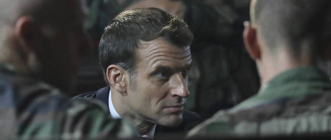 Le president Emmanuel Macron lors d'une visite a des elements de la force Barkhane stationnes a Port-Bouet (Cote d'Ivoire), en decembre 2019.
