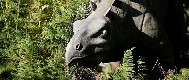 Une statue d'un stegosaure, au Jardin des plantes, a Paris.
