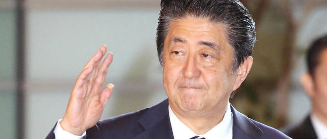 Shinzo Abe, le Premier ministre du Japon, demissionne pour raison medicale. Il a battu le record de longevite a ce poste.
