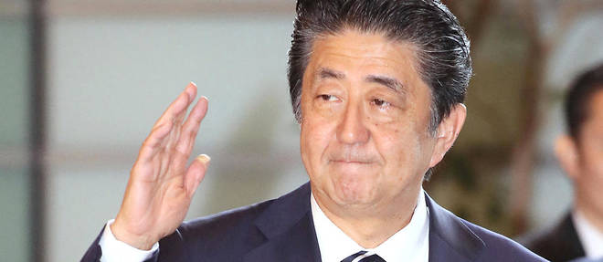 Shinzo Abe, le Premier ministre du Japon, demissionne pour raison medicale. Il a battu le record de longevite a ce poste.
