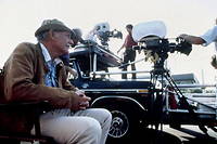 Sam Peckinpah sur le tournage de  Osterman Week-end ., en 1983.
