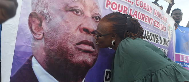 Ce lundi 31 aout, les militants et militantes du candidat Laurent Gbagbo etaient nombreux devant la CEI pour le depot de sa candidature.
