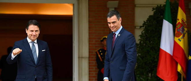 Le chef du gouvernement espagnol Pedro Sanchez (a droite) et son homologue italien Giuseppe Conte, debut juillet 2020 a Madrid.   
