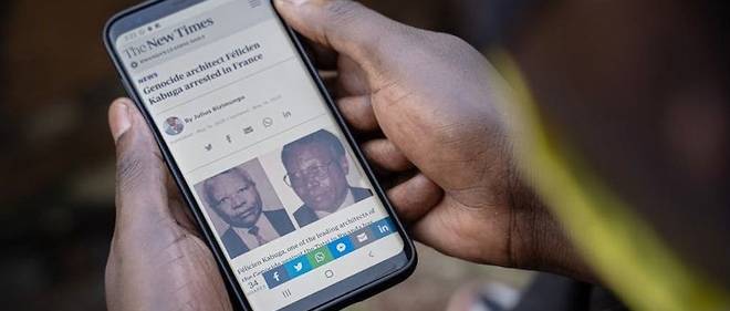 Kigali, 18 mai 2020 : un homme consulte un article du New York Times consacre a l'arrestation de Felicien Kabuga, survenue deux jours plus tot. 
