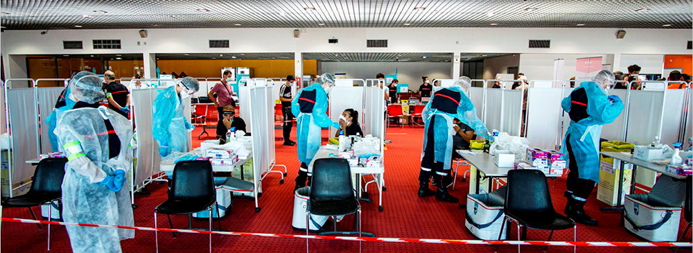
        Sans frontieres. Tests PCR realises sur des passagers d'un vol en provenance de Turquie a l'aeroport Lyon Saint-Exupery, le 11 aout.
