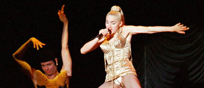 Photo d'archives de Madonna en representation sur scene lors d'un concert donne a Makuhari, au Japon, le 13 avril 1990. 
