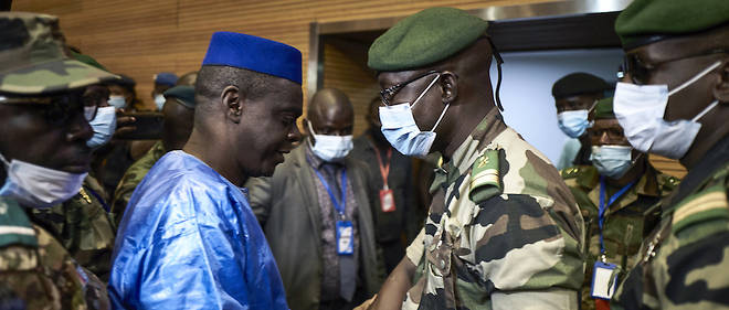 Le colonel Malick Diaw (a droite) et Issa Kaou Djim, un des leaders du M5-RFP, le 5 septembre, a l'ouverture de la concertation nationale pour la transition au Mali.


