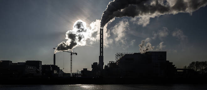 Cheminees d'une usine de Saint-Ouen. Le plan de relance met l'accent sur la reduction des emissions de gaz a effet de serre et des polluants comme les particules fines.
