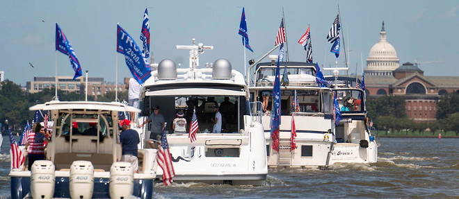Une flotille de partisans de Donald Trump parade sur le Potomac a Washington le 6 septembre 2020.
