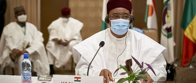 Avant de passer le temoin au Ghaneen Nana Akufo-Addo, le president du Niger, Mahamadou Issoufou, a exprime la fermete de la Cedeao face a la junte. 
