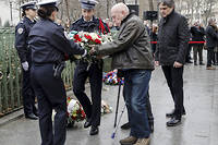 Le journaliste Fabrice Nicolino dépose une gerbe de fleurs le 7 janvier 2020, en hommage à Ahmed Merabet, qui fut tué lors des attentats de « Charlie Hebdo » en 2015. 
