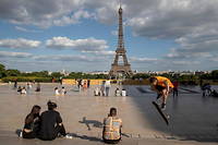            La Tour Eiffel a accueilli cet ete dix fois moins de touristes etrangers chaque jour que l'an dernier.
