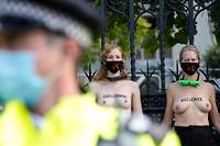 Des militantes d'Extinction Rebellion s'encha&icirc;nent seins nus au parlement britannique