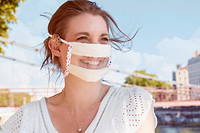 Coronavirus&nbsp;: Nathalie Birault, malentendante, cr&eacute;e&nbsp;des masques transparents