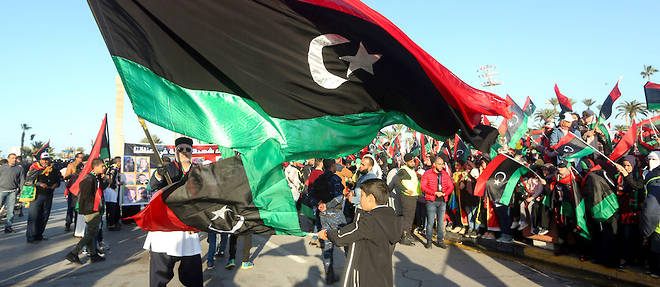 Des Libyens nostalgiques de l'ancien regime se reunissent chaque annee a Tripoli, drapeau national a la main.

