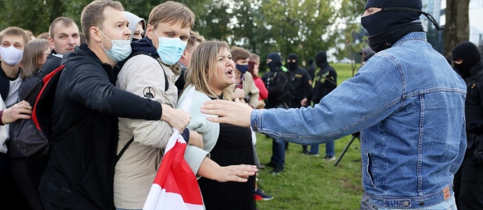 Belarus: des dizaines de milliers de manifestants a Minsk, 400 arrestations