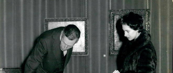 La reine Elizabeth II et sir Anthony Blunt, le 11 novembre 1979.


