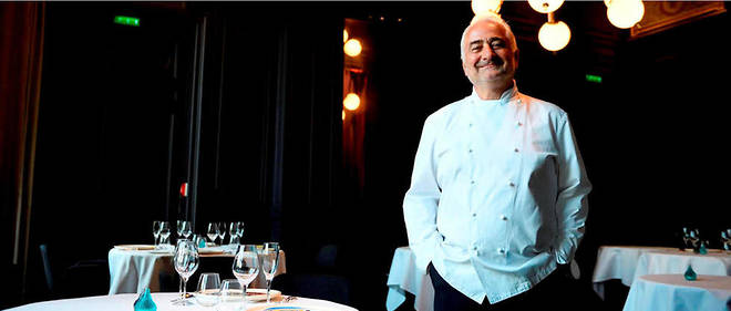 Guy Savoy, chef 3 etoiles, dans la salle de son restaurant a La Monnaie de Paris
