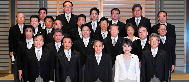 Le nouveau Premier ministre japonais Yoshihide Suga et son gouvernement, le 16 septembre 2020 a Tokyo.
