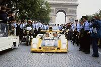 La Renault Alpine A442B victorieuse de l'édition 1978 des 24 Heures du Mans avait célébré sa victoire sur les Champs-Élysées avec ses deux pilotes à bord, Jean-Pierre Jaussaud et Didier Pironi.

