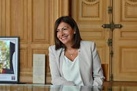 Anne Hidalgo dans son bureau à l'Hôtel de Ville de Paris
