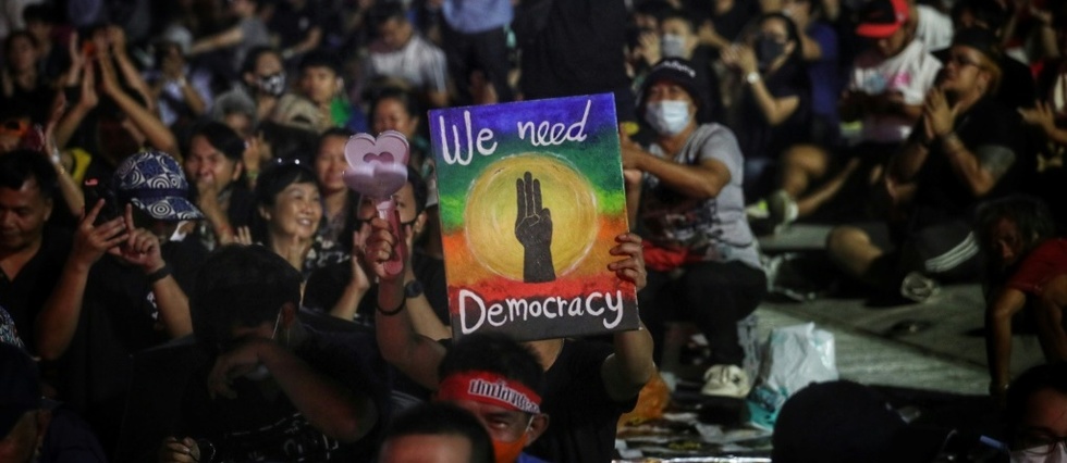 Des dizaines de milliers de manifestants a Bangkok, contre le gouvernement