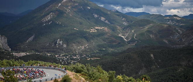 Le peloton du Tour de France sur les routes de l'arriere-pays nicois.
