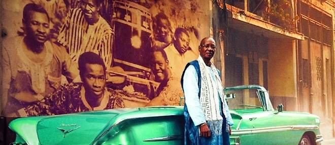 L'affiche du film << Africa Mia >> avec Boncana Maiga, le seul survivant de l'orchestre originel, a La Havane. Derriere lui, la photo des Maravillas de Mali. 
