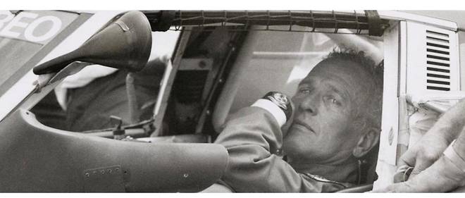 Paul Newman a bord d'une voiture de course, sa Rolex Oyster Perpetual Cosmograph au poignet : une image appartenant a la legende de la montre Daytona. 
